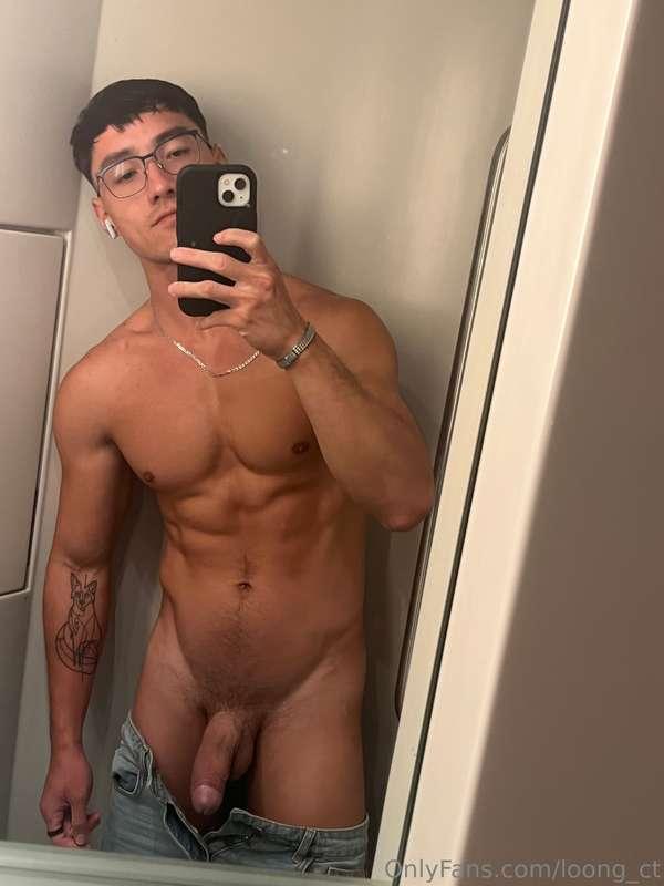 The train’s bathroom - who wants the video? 😈