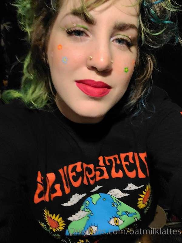 Who wants to roleplay with this sexy call center agent?