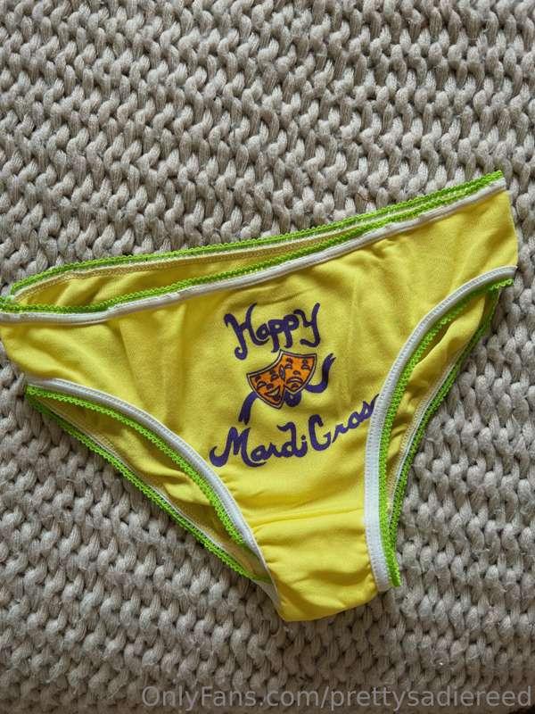 happy (belated) Mardi Gras 💚💛💜

check out this throw: deadst..