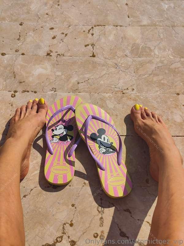 Legs, toes and soles, and sunny yellow nails 😍💛