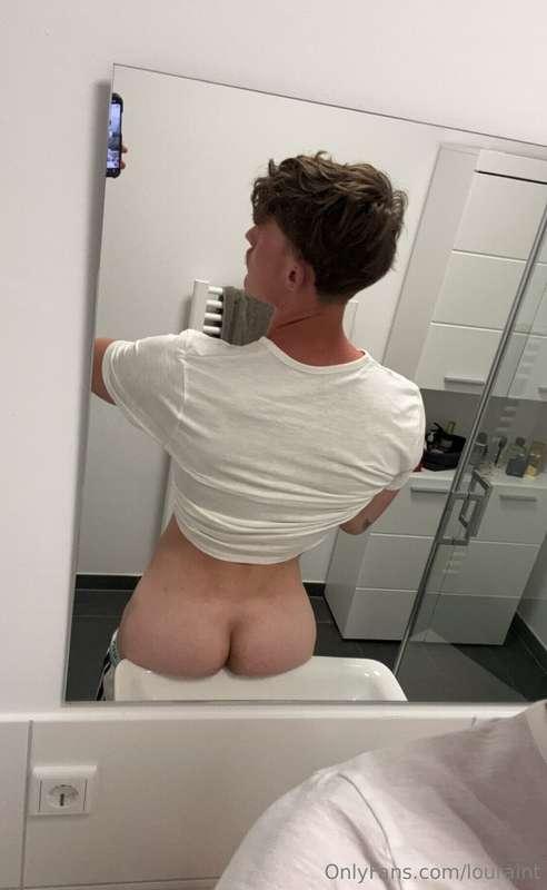 Do you like a little tease… or a lot?🍑😈