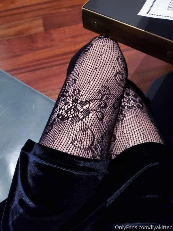 Pretty lace tights in public  🖤