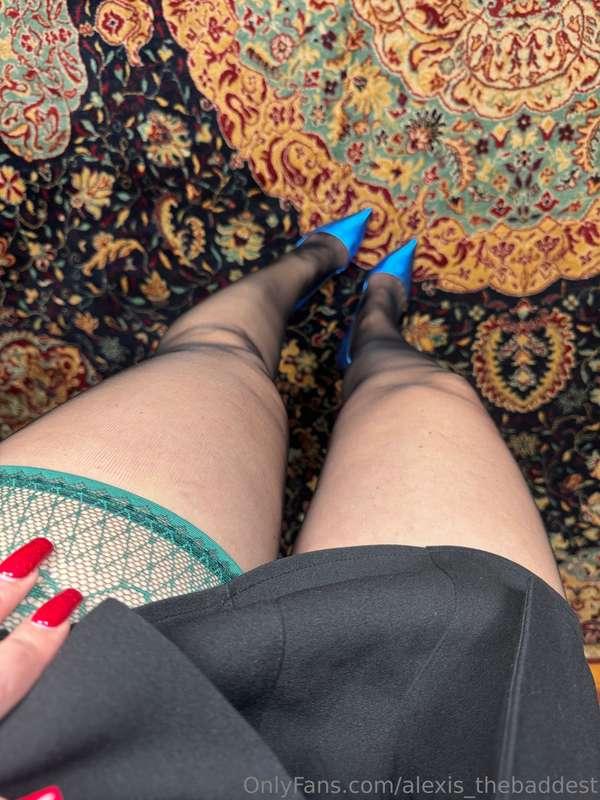 Admire my sexy legs and bow down to kiss my shoes! 