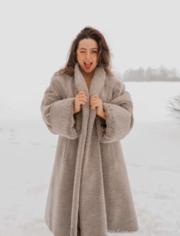 Wanna see what I’m hiding under my coat? Un indice : 🌶🌶🌶