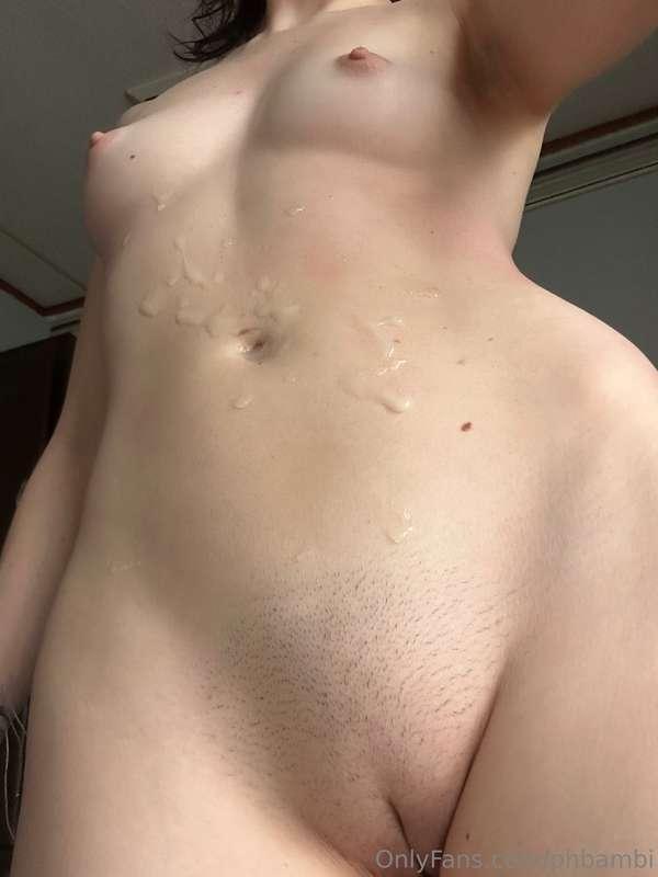 Nothing like a good morning cumshot on my tummy 🍯