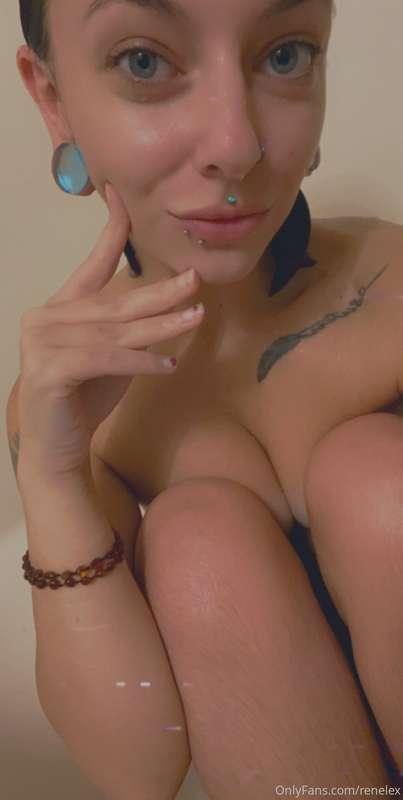 Bath time!🤗 Do you like the way I look all soaking wet?😘