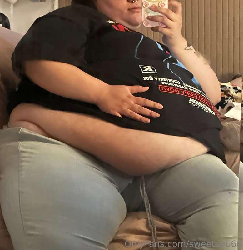 easily one of the biggest bellies in town 🤭 i've been so hun..