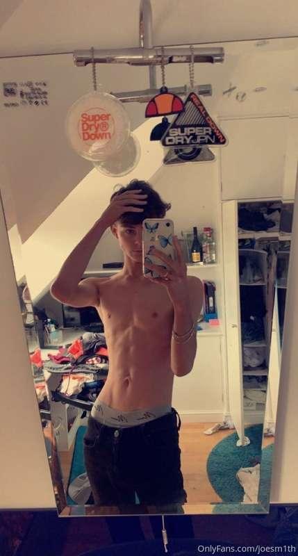 Ignore the messy room, I’m sorting stuff out so I can begin ..