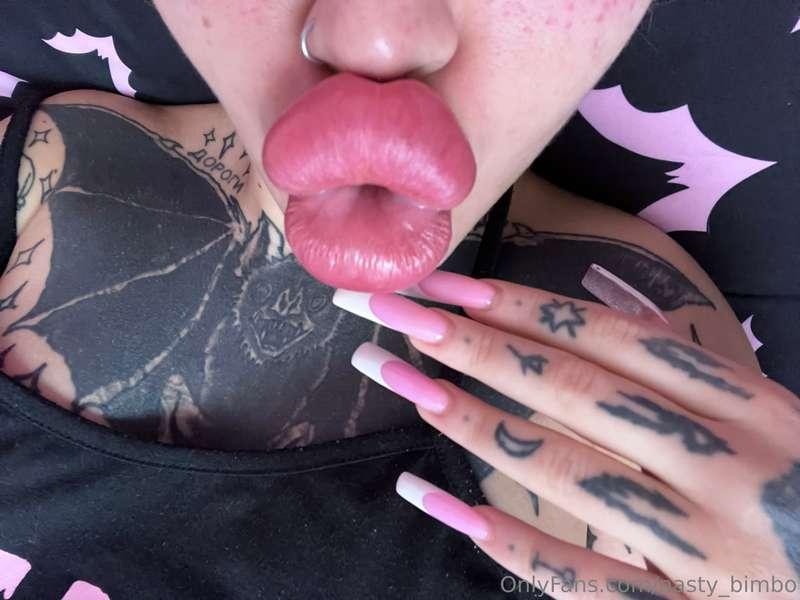 These lips are making me feel so fake and hot🤤