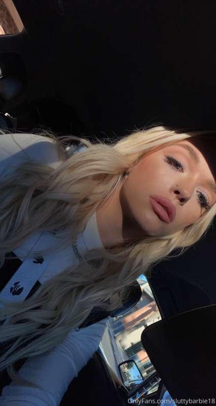 I’m looking for a sugar daddy to spoil me 🥺 💎 
Applications ..