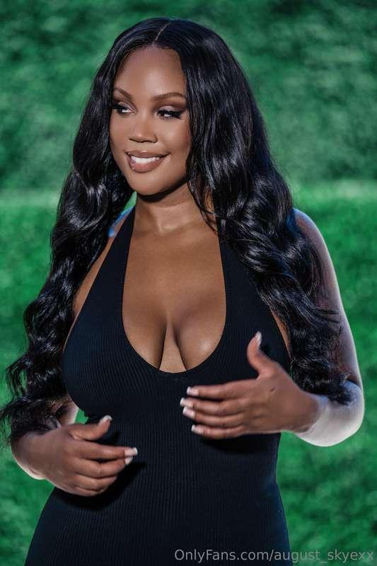 Y’all lucky I post for free 🙈 VIP has the real fun 😜 @august..