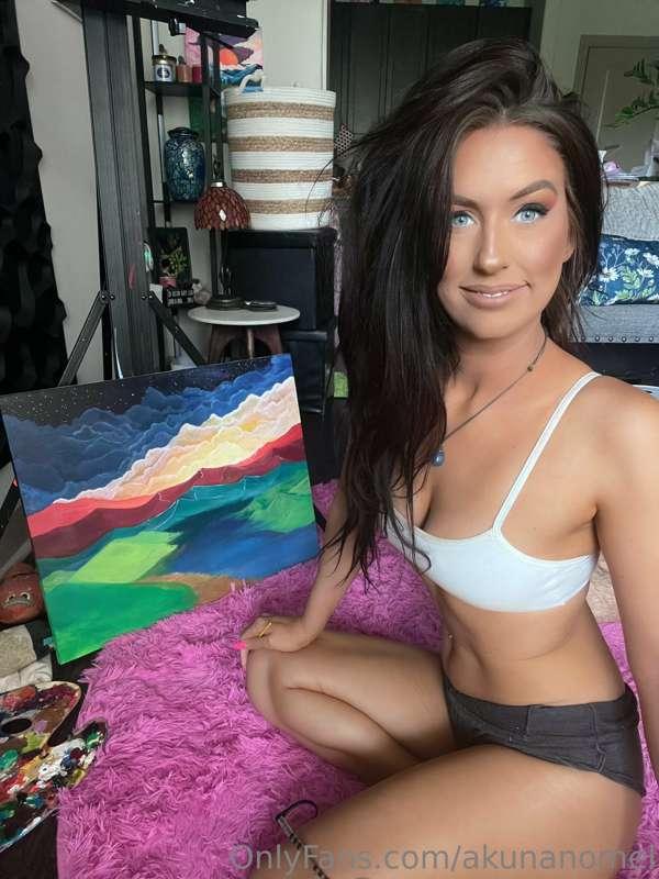 I could paint all day everyday 💚🥰

More body painting lives ..