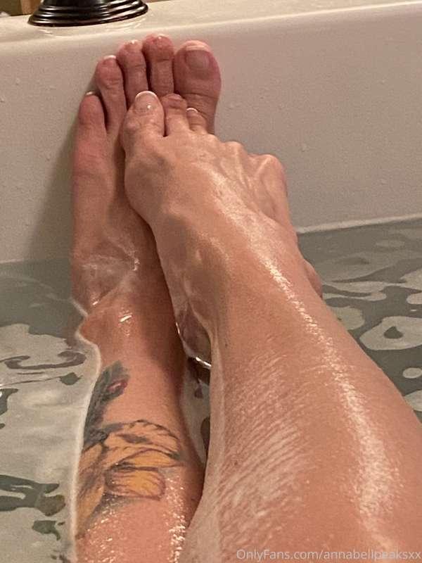 Feet pics! And naked tub pics! Cause a hot bath is where I r..