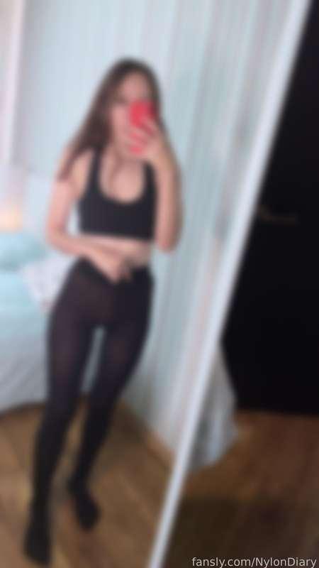 Thick tights from cold winter 😋🖤😇

#tights #fyp #pantyhose #nylon #fetish #nylons #legs #selfie #brunette #mirror