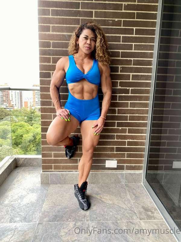Gym outfit for today…💪🏻

Stay tuned for Green Micro Bikini d..