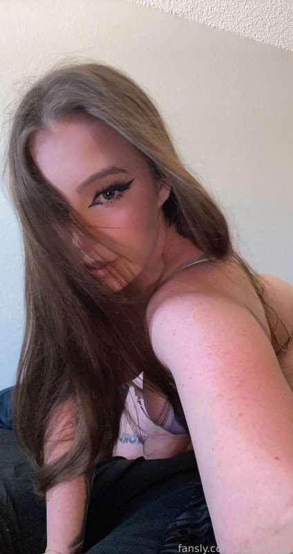 A nerdy slut loves attention (me.) Message me😉 