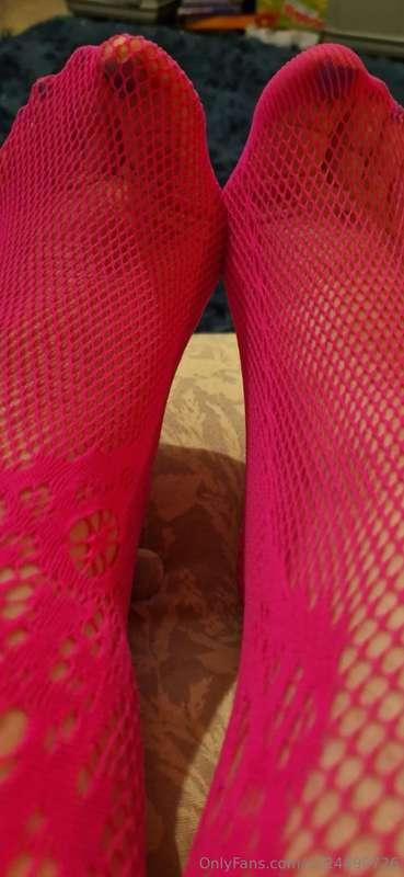 Imagine my feet wrapped around your cock baby x