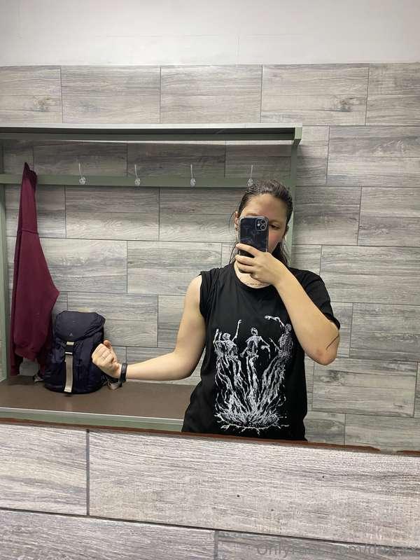 looking for someone to beat the shit out and drain 😈 who vol..