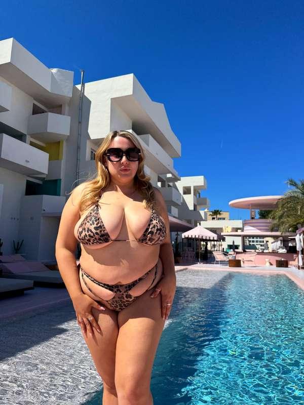 A little sun and a little skin... ready to get wet?💦