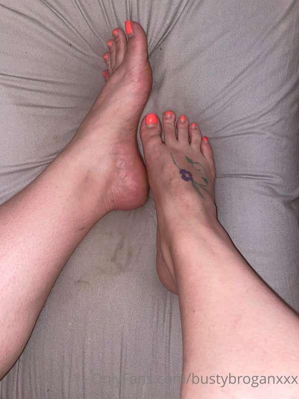 Do you fancy paying for my pedi so i can have pretty feet? 🥺..