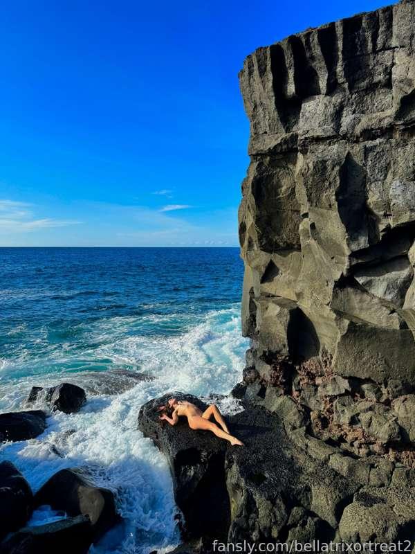 One of my besties took me to this like cove spot on the coast, with the premise of him seeing this spot and thinking “I need to bring Bella her she needs to be naked on that rock” 🧜🏻‍♀️ 

So grateful to live in this insanely beautiful place and have friends that understand me so deeply 🥰😋