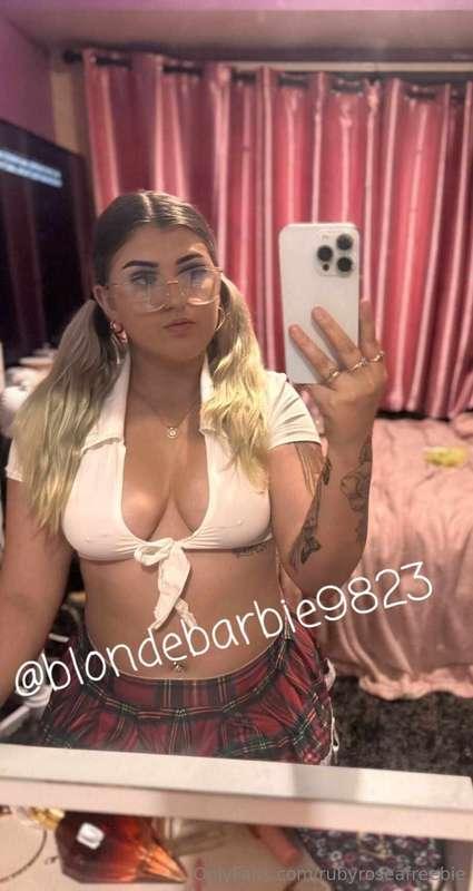 #ad😈 Tanned Blonde Barbie 😈Perky tits Fat assThick Likes bei..