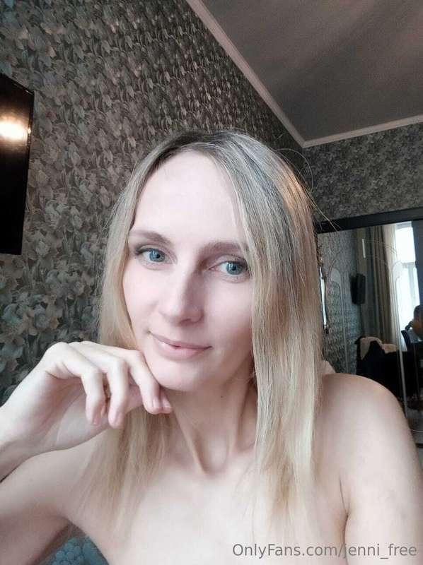 Good morning guys. Who wanna see me naked today ?