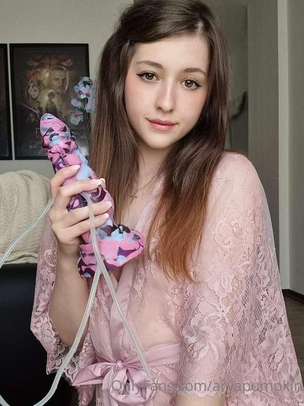**I got a new Bad Dragon video ready!** ✨️
This is one that ..