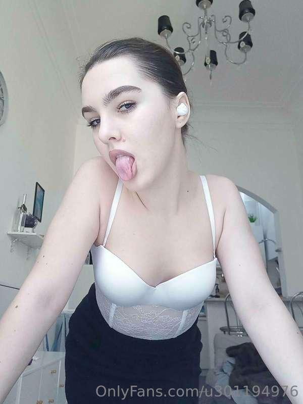 I'm in such a playful mood today😈 Will you play with me?😏