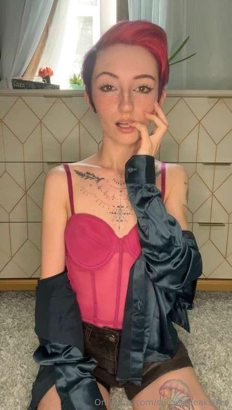 Come to @spicysqueaks for me 😏