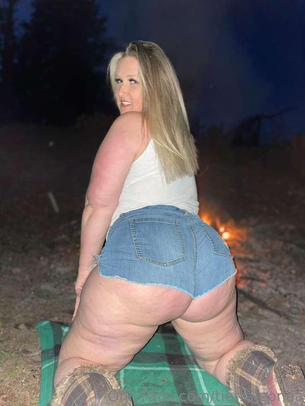 Who wants to go camping with me? 🍑😍💋