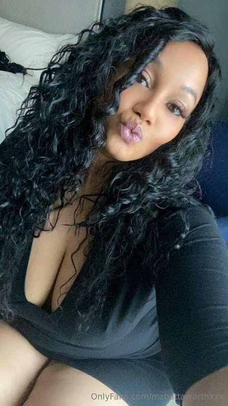 Can I wrap this juicy lips around your cock? 💋🍆
