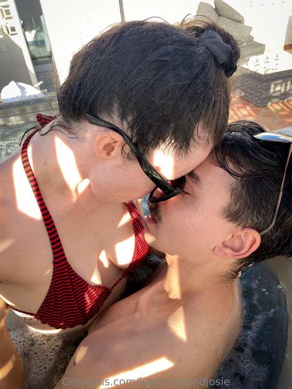 Getting hot and horny in the hottub 🥵