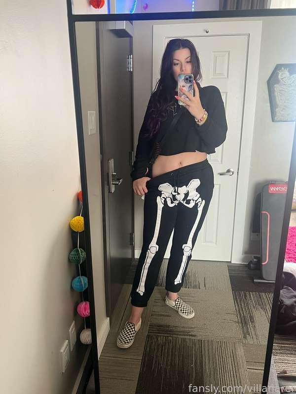 For all the tummy enjoyers out there 🥰

#fyp #tummy #abs #tall #tallgirl #purplehair #goth