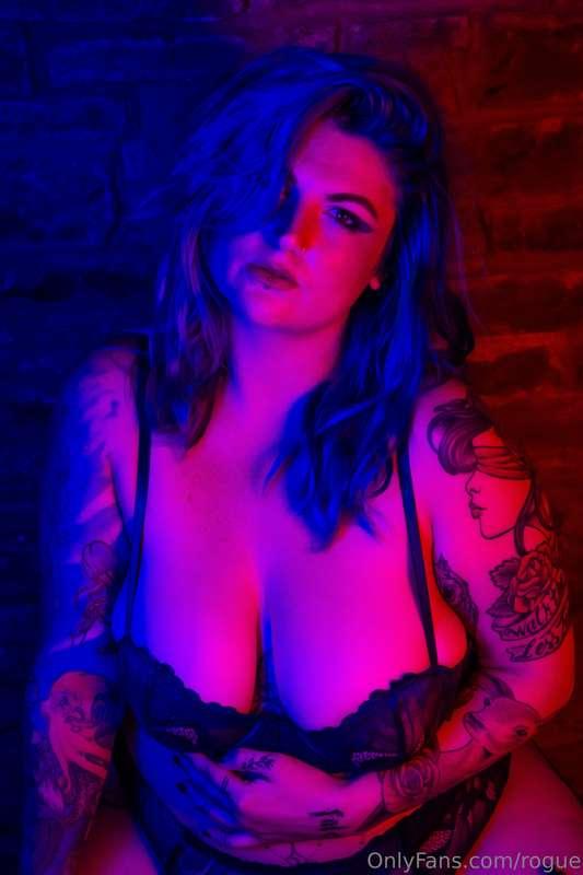 Feeling dark and sexy, imagine fucking in this lighting