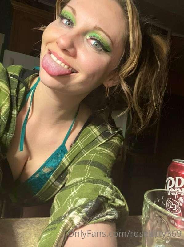 Good Morning from my green eyeshadow 😜💚
