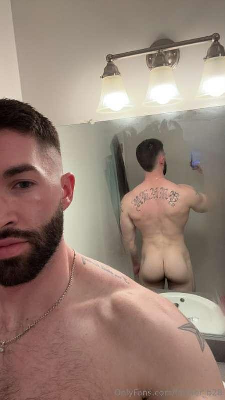 Quick shower after a very sweaty glute and hammy day 😉