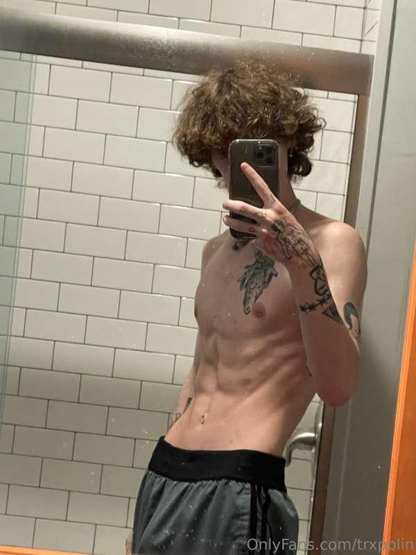 Woke up hard as fuck.. comment if you wanna see 👀