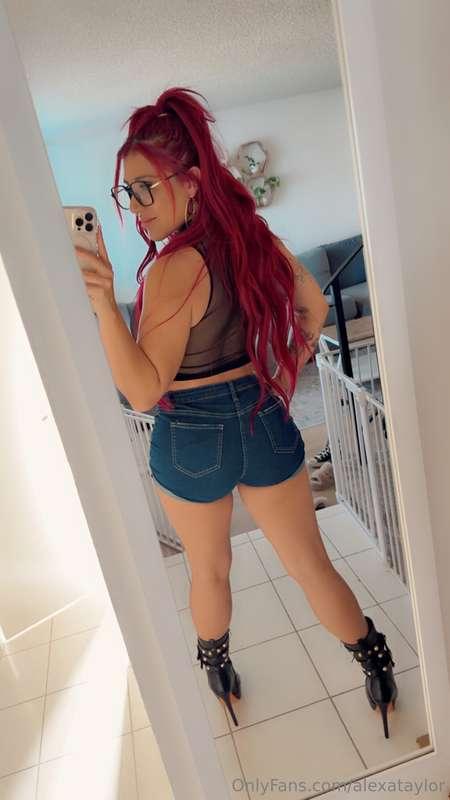 Mirror booty selfie to brighten up your feed 💋