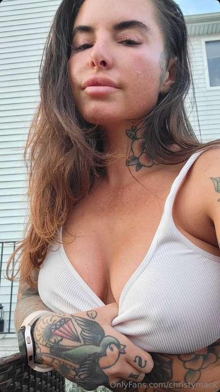 It’s soo hot outside … but hotter in my DMs baby!