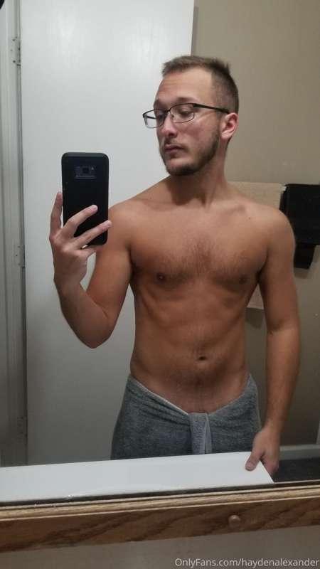 Fresh out of the shower after getting my hair cut 😊