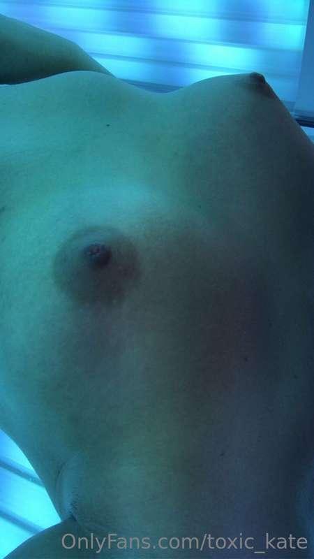 Pm if you want to see some spicy content at the sunbed salon..