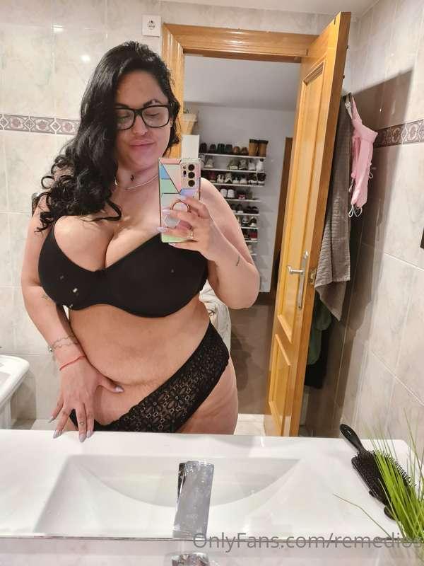 I rarely show myself like this... I can show my ass, my legs..
