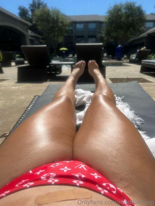 suns out ☀️, tits out 🍒