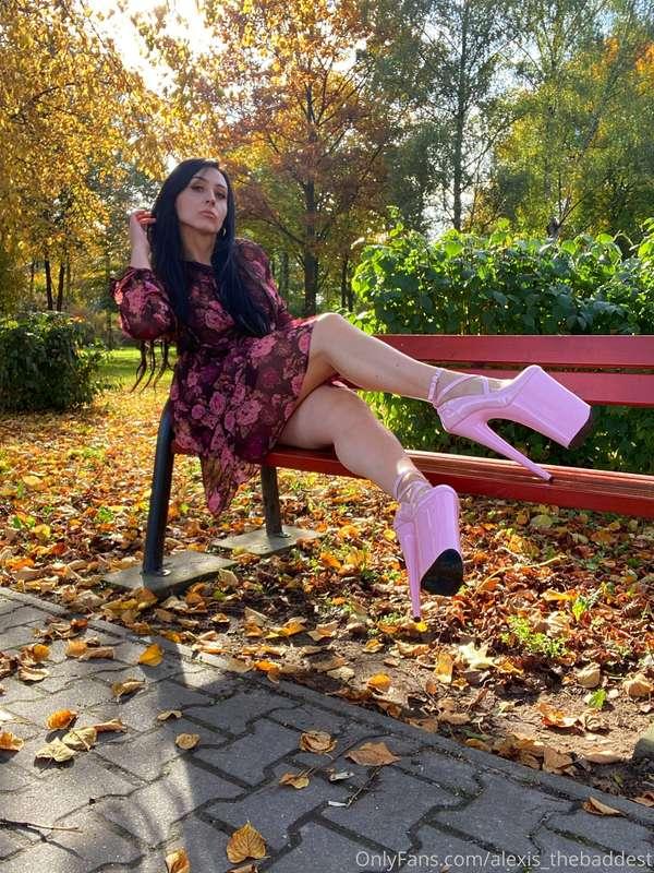 Kiss my legs! 
More pics in your inbox 📥