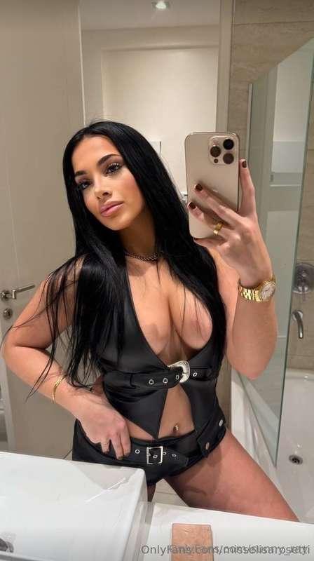 🔥 Step into paradise with her huge curves! 🔥 @misselisaroset..