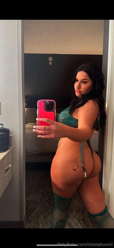 i'm doing 5 facetime calls tonight lmk if you want to be one..