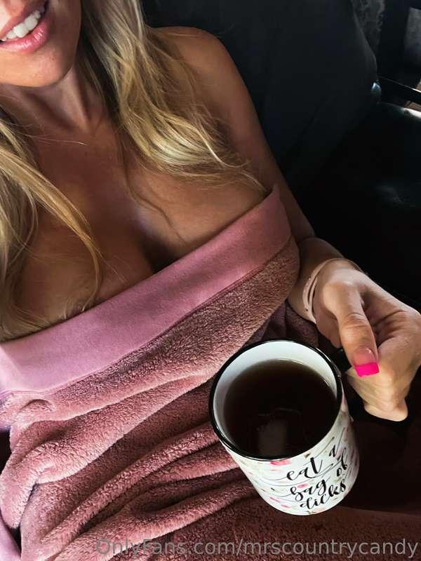 It’s just me, my cran-mimosa and my fabulous tits this morni..