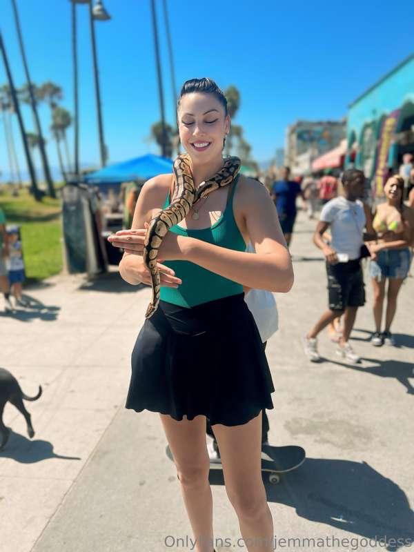 Held a cute snakey in Santa Monica 🥰🐍