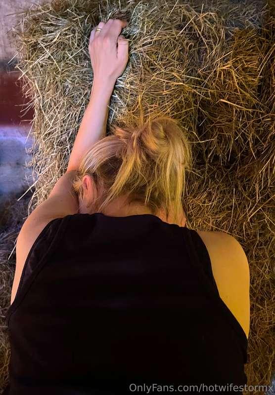 A sneaky quicky in the hay barn 😜😈